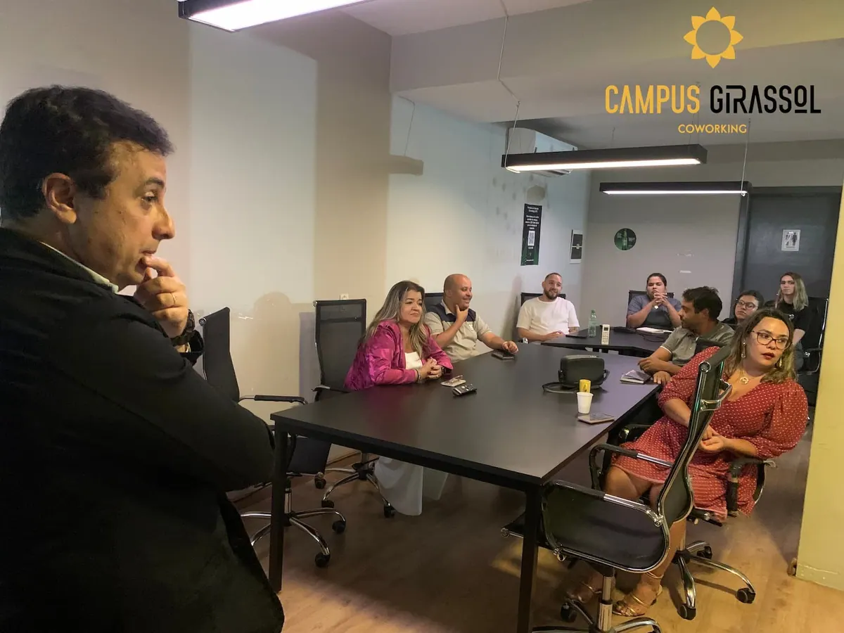Pessoas reunidas em uma das salas do Campus Girassol