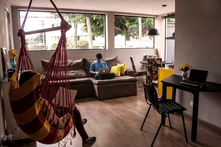 Lounge com sofás do Campus Girassol
