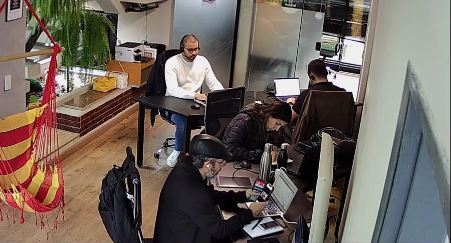 Mesa compartilhada no coworking